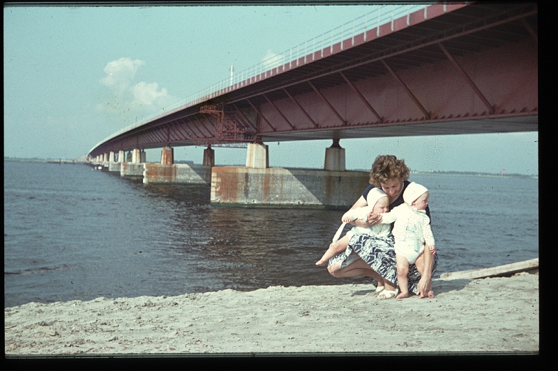 36.Flakkeebrug aug 1964 Mama,Brigitte,Marion.JPG